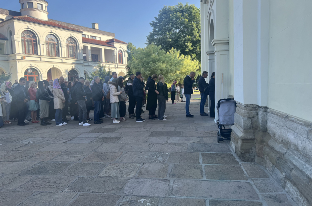 Veliki broj vernika u Sabornom hramu Vaznesenja Gospodnjeg obeležava Uskrs