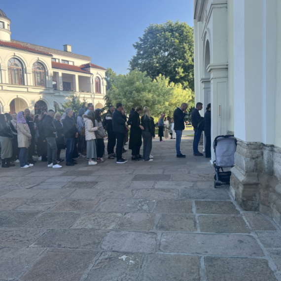 Veliki broj vernika u Sabornom hramu Vaznesenja Gospodnjeg obeležava Uskrs