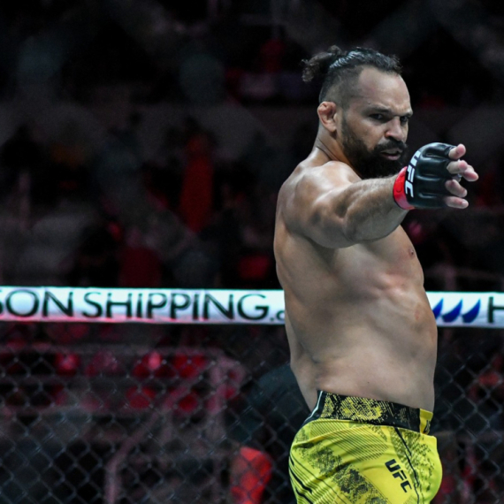 Spektakularan UFC meč za 54 sekunde: Salto pa "davljenje" protivnika VIDEO