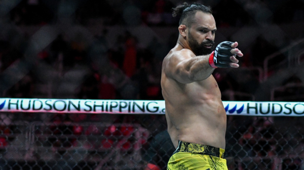 Spektakularan UFC meč za 54 sekunde: Salto pa "davljenje" protivnika VIDEO