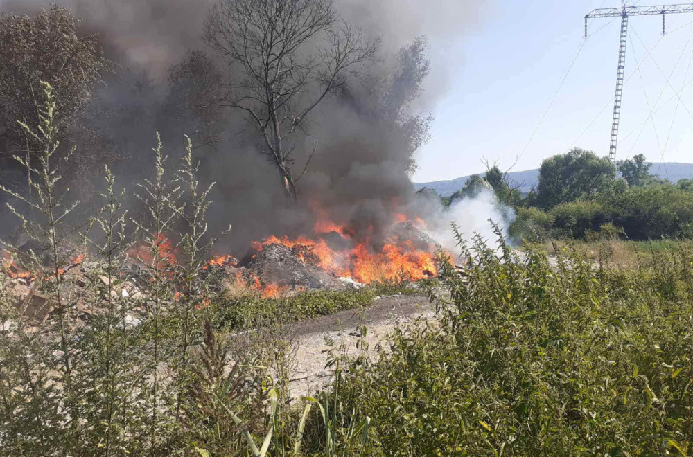 Veliki gust dim prekrio naselje: Veliki požar na deponiji kod Užica