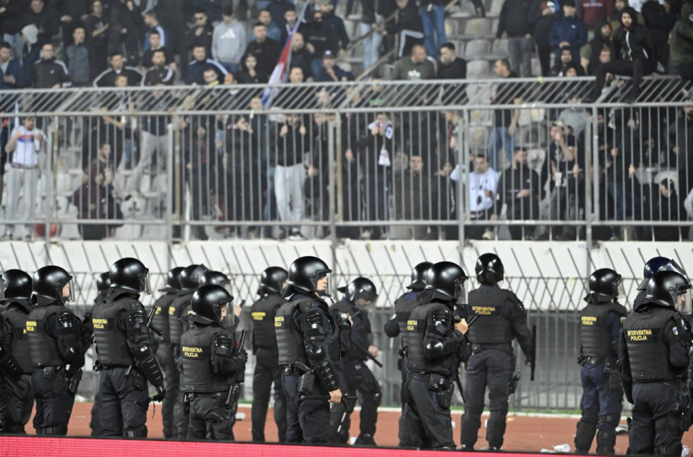 "Torcida" razvila poruku i zapevala: "Kiša pada, Srbija propada" VIDEO