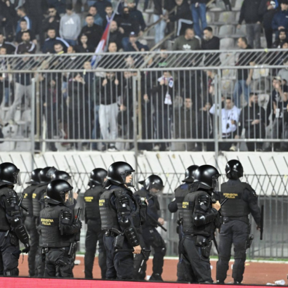 "Torcida" razvila poruku i zapevala: "Kiša pada, Srbija propada" VIDEO