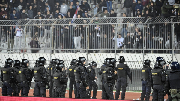 "Torcida" razvila poruku i zapevala: "Kiša pada, Srbija propada" VIDEO