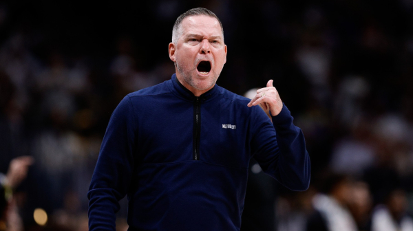 Trener Denvera u nastupu besa uleteo na teren VIDEO