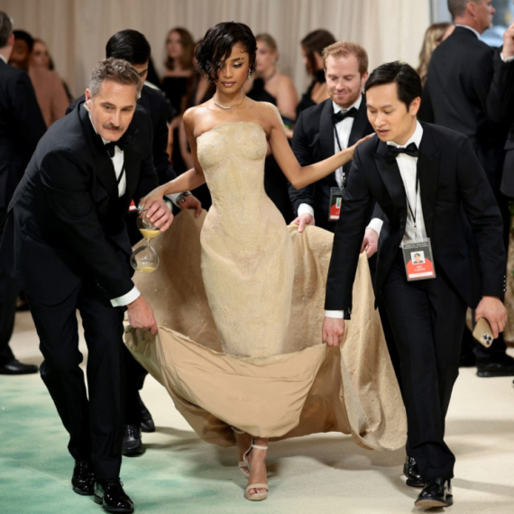 Haljina od peska izdominirala: Pevačicu su morali da nose, jedva je hodala FOTO/VIDEO