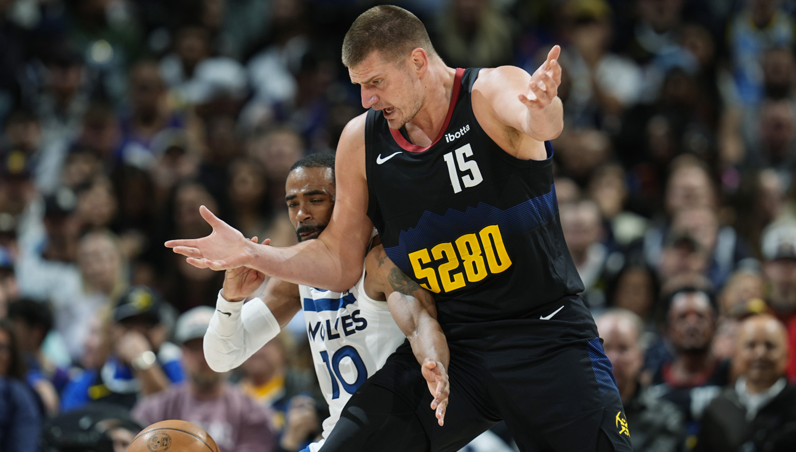 Jokić ovo nije zaslužio: Navijači Denvera ga isprozivali VIDEO