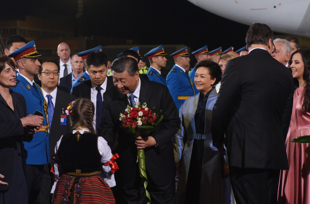 Kineski mediji bruje o poseti Sija Beogradu; "Srpska deca su uručila cveće, a srpski narod je pevao"