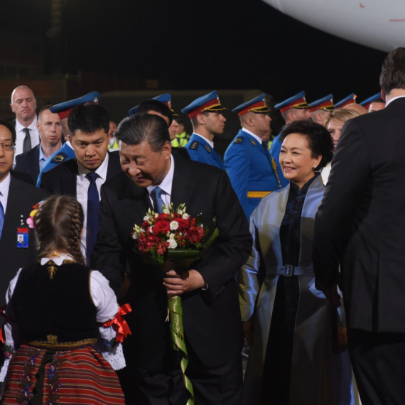 Kineski mediji bruje o poseti Sija Beogradu; "Srpska deca su uručila cveće, a srpski narod je pevao"