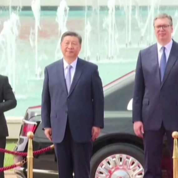 Vučić dočekao Sija; Kineski predsednik pozdravljen gromoglasnim aplauzom FOTO