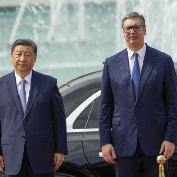 Vučić dočekao Sija; Kineski predsednik pozdravljen gromoglasnim aplauzom FOTO