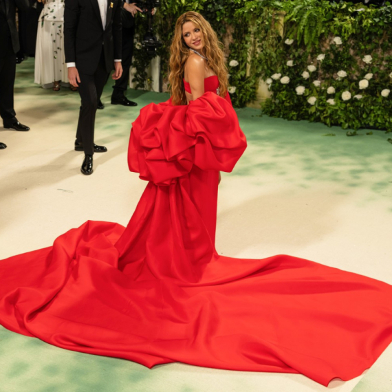 Bomba u vatrenoj haljini: Šakira u vrelom izdanju – gole noge i dekolte koji "puca" FOTO