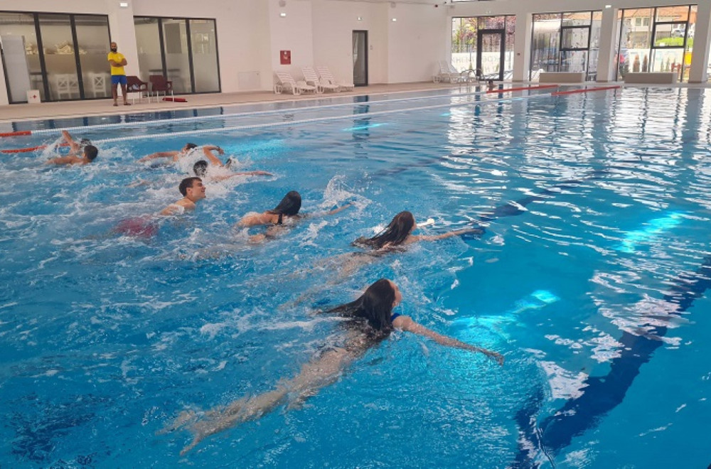 Zaplivali đaci u novom zatvorenom bazenu: Održan prvi čas fizičkog vaspitanja u vodi FOTO