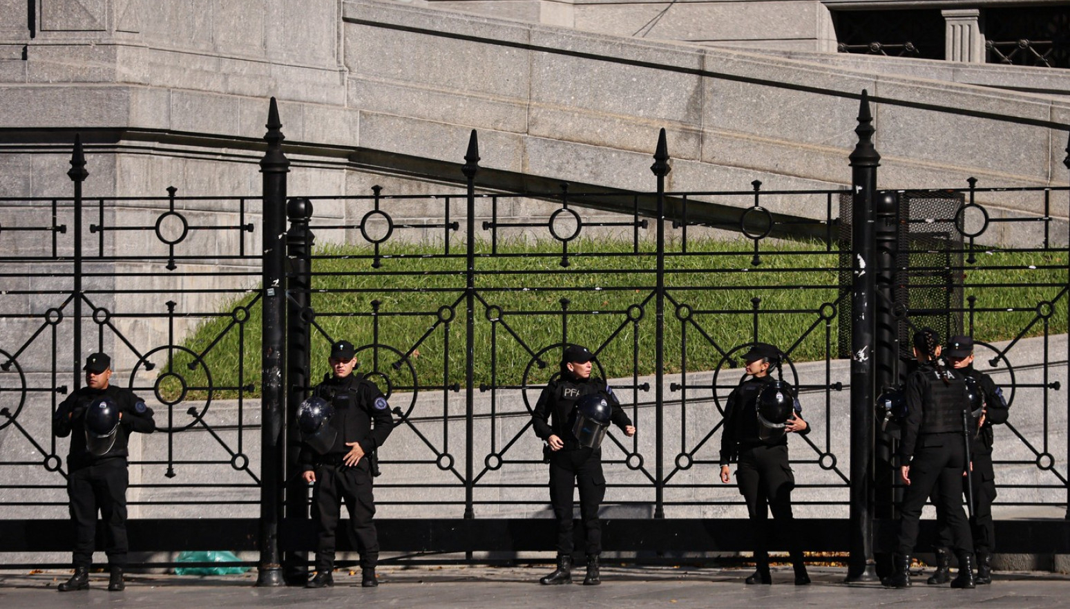 Sve je stalo: Zatvorene prodavnice, banke, aerodromi, zaustavljen prevoz...