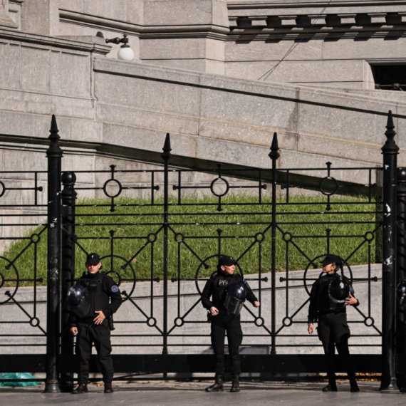 Sve je stalo: Zatvorene prodavnice, banke, aerodromi, zaustavljen prevoz...