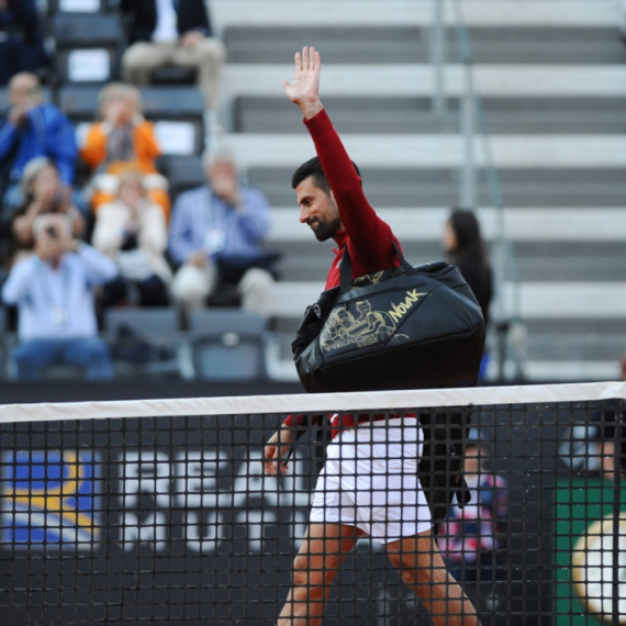 Ko je flašom pogodio Đokovića? VIDEO