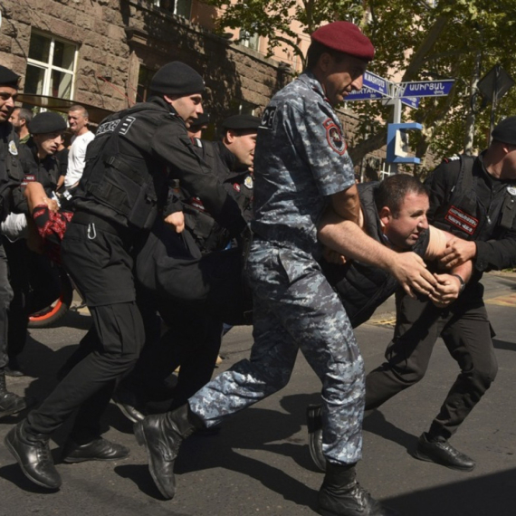 Haos na ulicama: Masovno privođenje, 50 ljudi iza rešetaka VIDEO