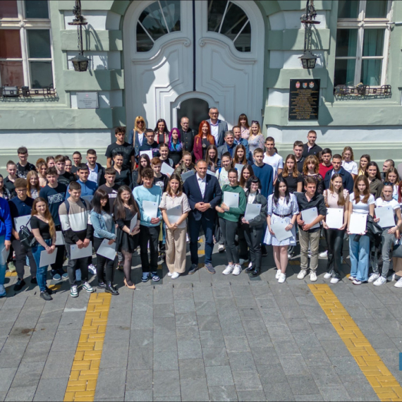 Dodeljene stipendije: Zrenjanin izdvojio 17 miliona za učenike i studente