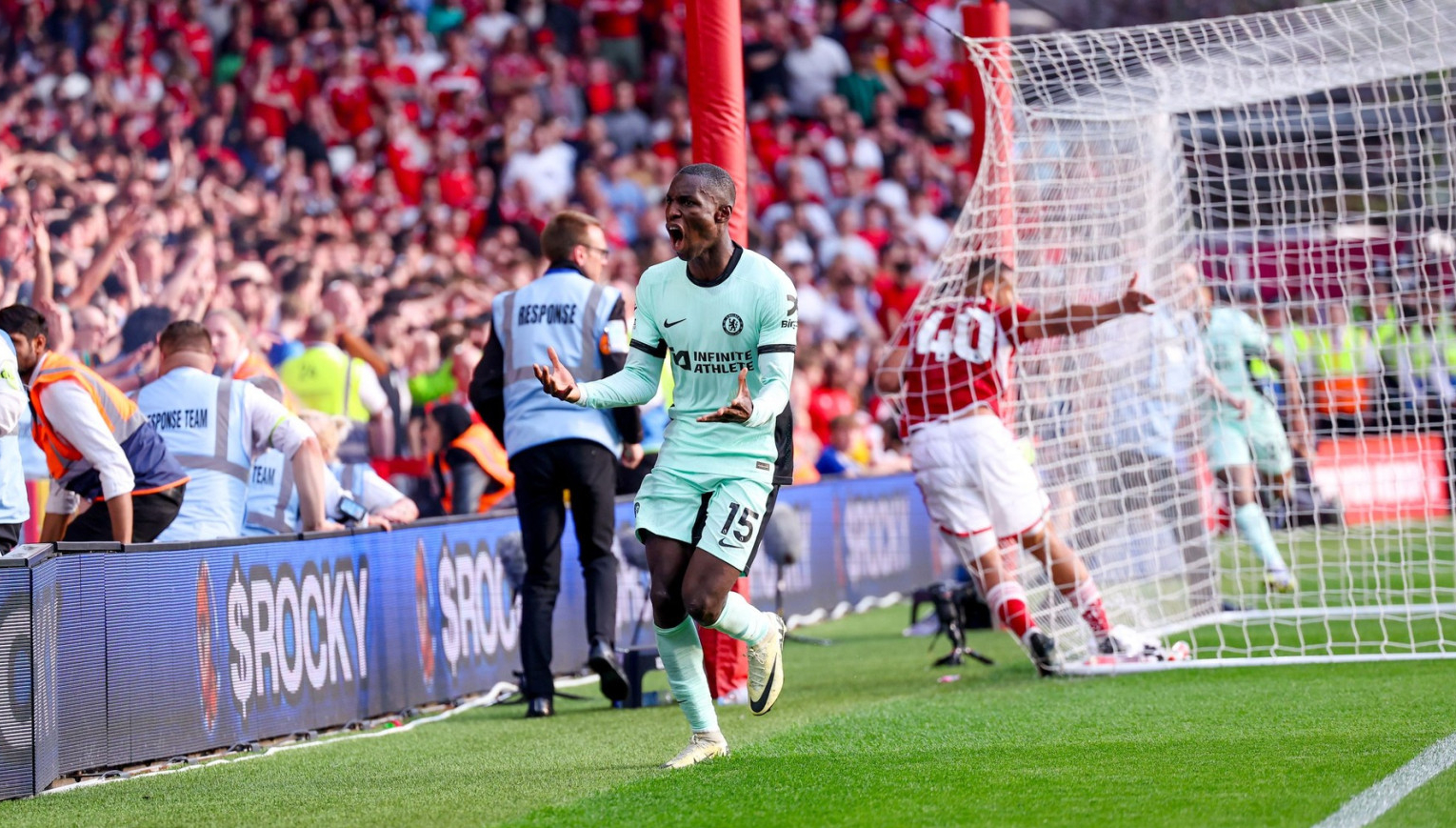 Notingem još mora da strepi, Čelsi u finišu odneo bodove