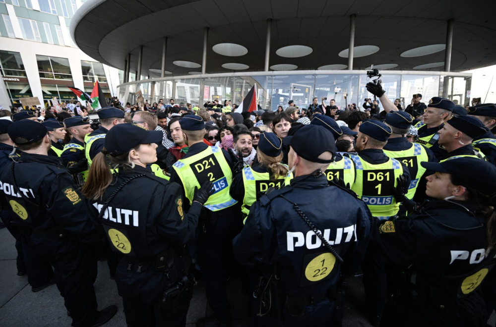 Haos pred početak: Sukob policije i demonstranata FOTO/VIDEO
