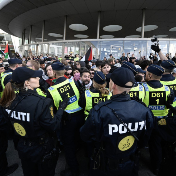 Haos pred početak: Sukob policije i demonstranata FOTO/VIDEO