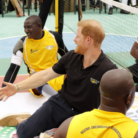 Princ Hari igrao sedeću odbojku sa nigerijskim vojnicima FOTO