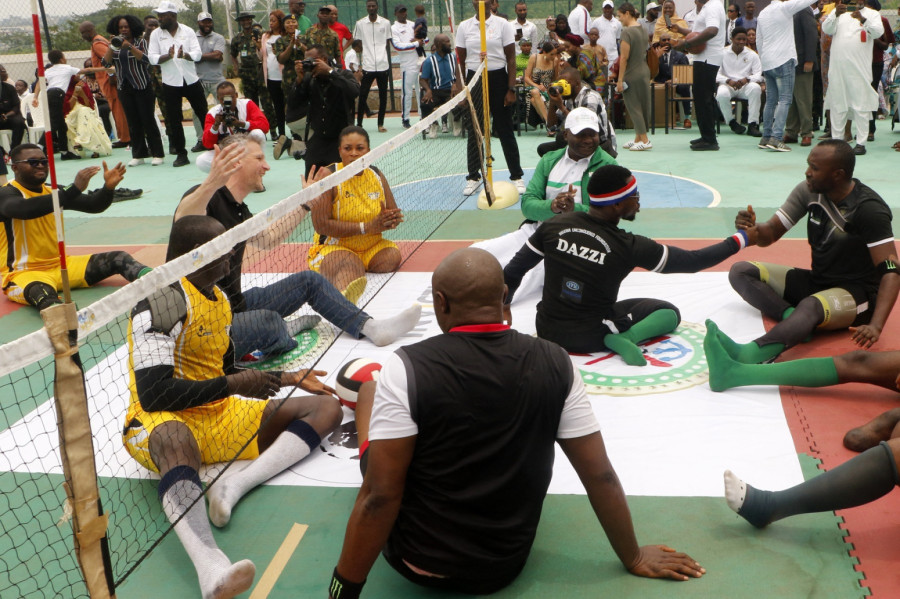 Princ Hari igrao sedeću odbojku sa nigerijskim vojnicima FOTO
