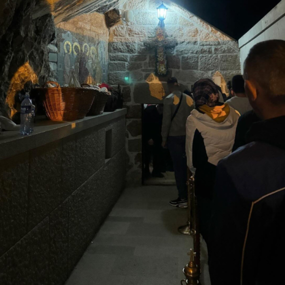 Nestvarne slike ispred Ostroga: Hiljade i hiljade ljudi tokom noći i dana čeka da se pokloni moštima FOTO