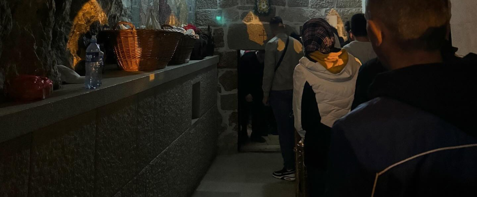 Nestvarne slike ispred Ostroga: Hiljade i hiljade ljudi tokom noći i dana čeka da se pokloni moštima FOTO