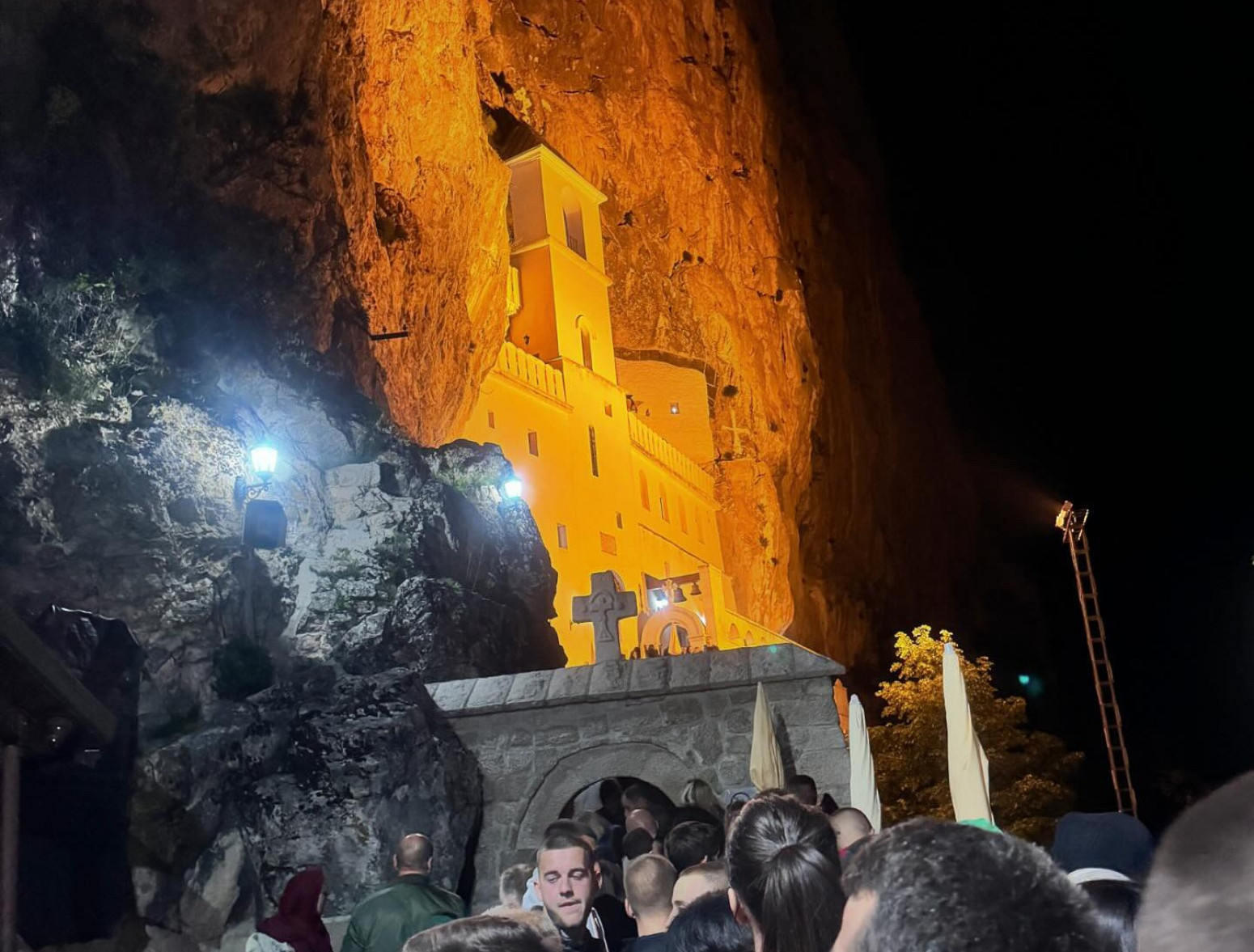 Nestvarne slike ispred Ostroga: Hiljade i hiljade ljudi tokom noći i dana čeka da se pokloni moštima FOTO