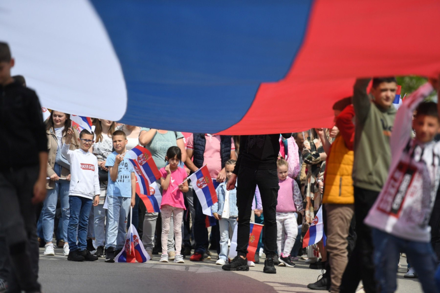 Srbi u Leposaviću razvili veliku srpsku zastavu na dan Svetog Vasilija FOTO