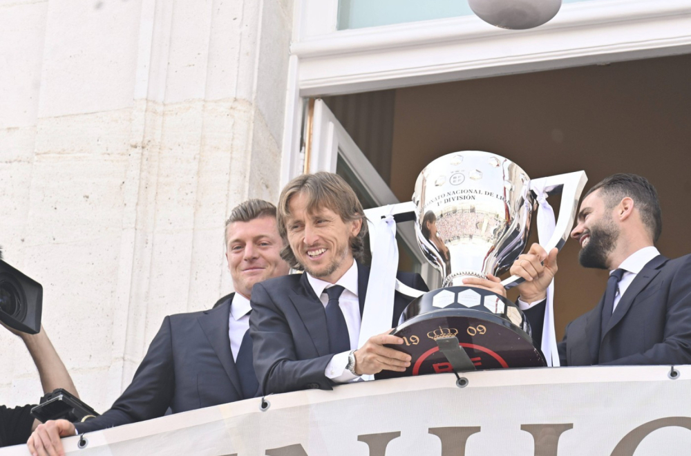 Real slavi titulu, navijači poručili Modriću: "Luka, ostani" VIDEO