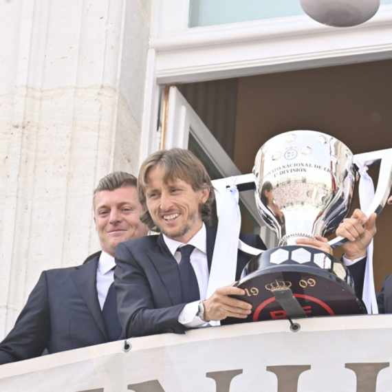 Real slavi titulu, navijači poručili Modriću: "Luka, ostani" VIDEO