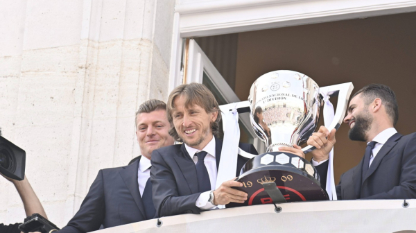 Real slavi titulu, navijači poručili Modriću: "Luka, ostani" VIDEO