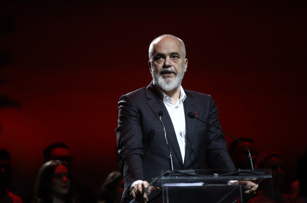 Edi Rama "izgubio živce" u prenosu uživo: Psovao i udarao o sto VIDEO