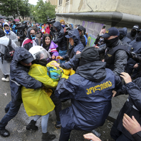 Gruzija usvojila zakon o "stranim agentima"; 20 privedenih na protestu, među njima Rus i Amerikanci VIDEO