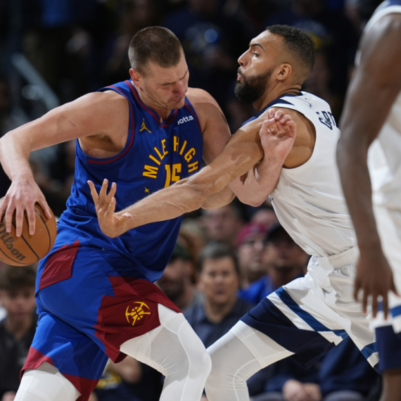 Jokić "izvukao stolicu" Goberu: Ovaj umalo pao VIDEO