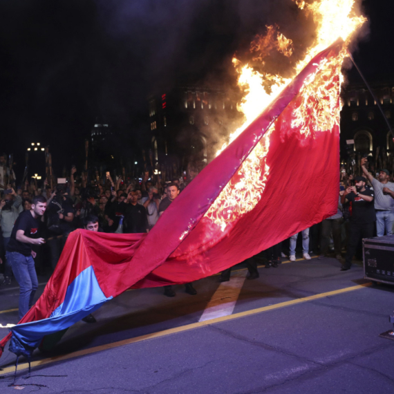 Haos na ulicama prestonice; Teritorija je predata