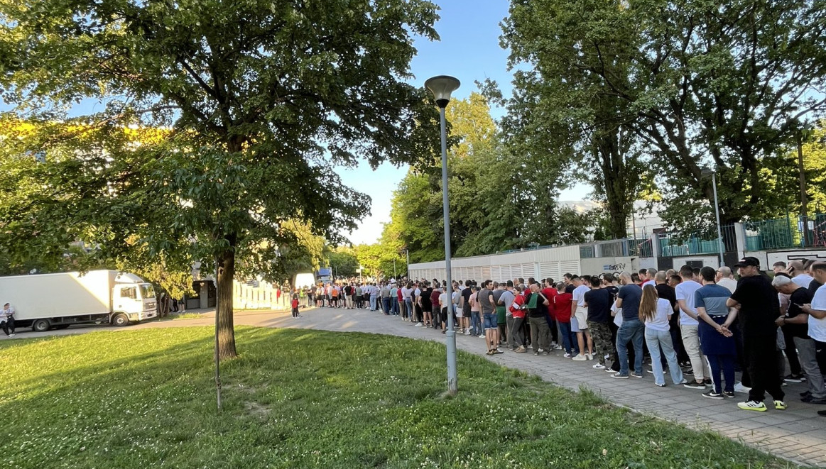 Veliko interesovanje navijača, dugački redovi ispred Pionira FOTO