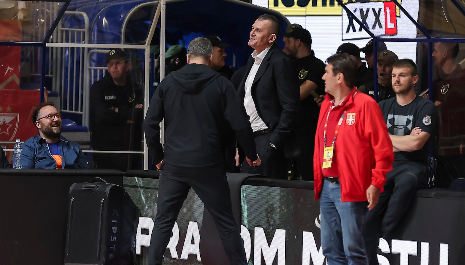 Navijači Zvezde vređaju Zorana Savića VIDEO