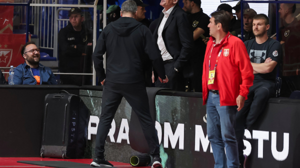 Navijači Zvezde vređaju Zorana Savića VIDEO