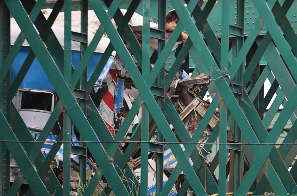 Voz izleteo iz šina: Dvoje poginulih, veliki broj povređenih FOTO/VIDEO