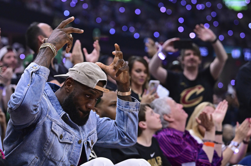 Kralj je ponovo u svojoj kući – ovacije za Lebrona Džejmsa VIDEO