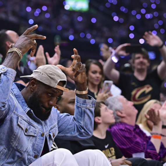 Kralj je ponovo u svojoj kući – ovacije za Lebrona Džejmsa VIDEO