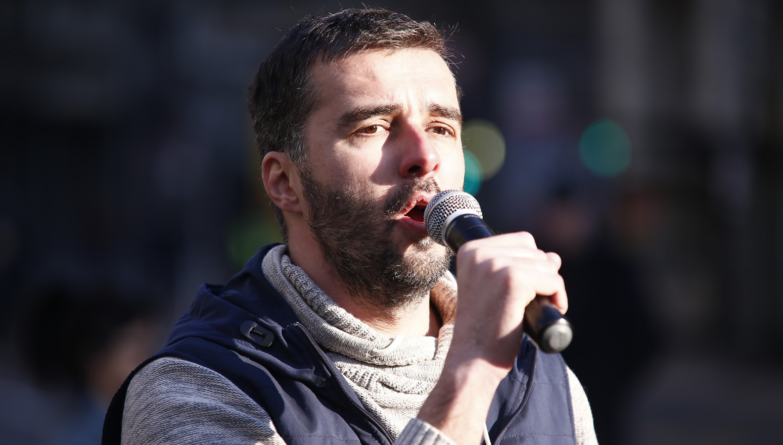 Mediji: Briga Sava za izbore, okrenuo srpsku zastavu naopako i uživa u Nemačkoj za sve Rokfelerove pare