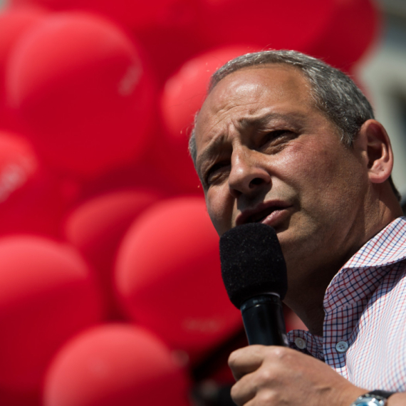 Licemer Šider sprema Srbima ćevape, a optužuje ih za genocid; Ropska porcija roštilja za opoziciju VIDEO