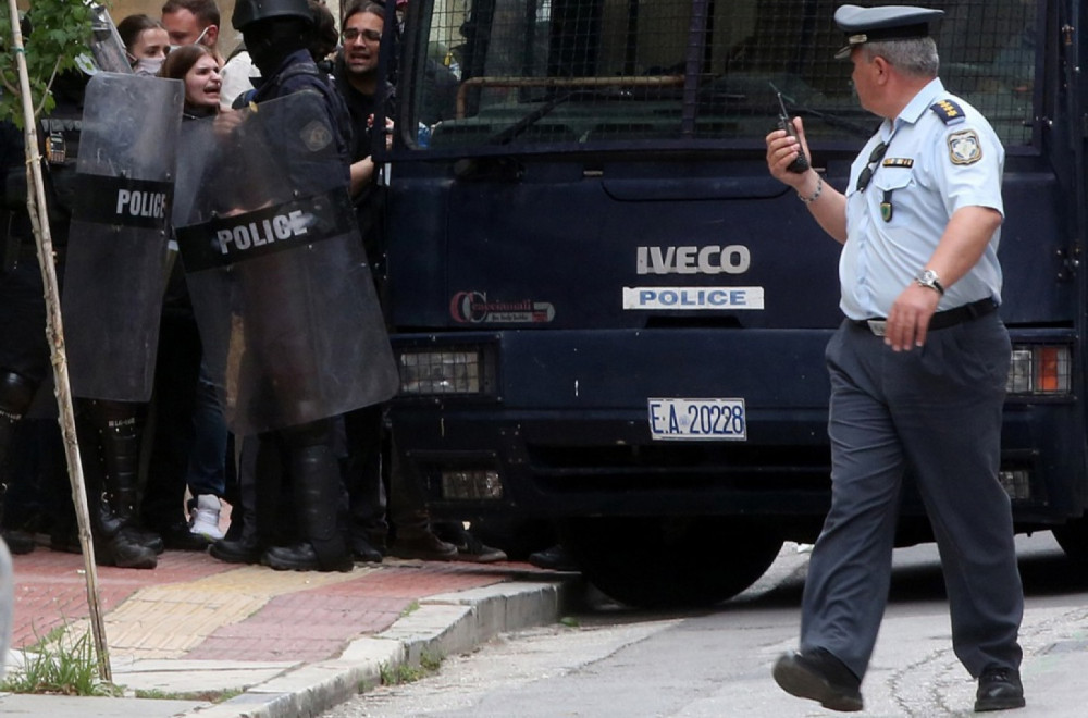 Haos u Atini: Policija upala u zgradu fakulteta i počela da hapsi FOTO/VIDEO