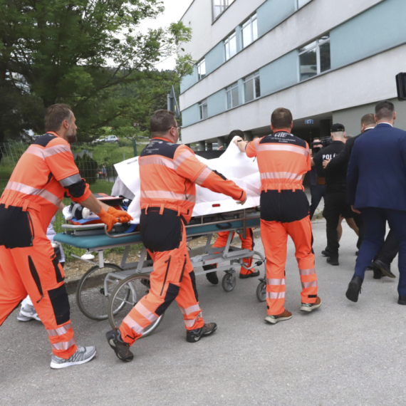 Objavljen snimak: Upucanog Fica unose u automobil VIDEO