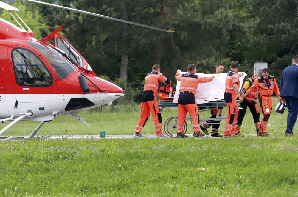 Naredni sati odlučujući: Fico zadobio tri prostrelne rane; Lekarima oduzeti telefoni?