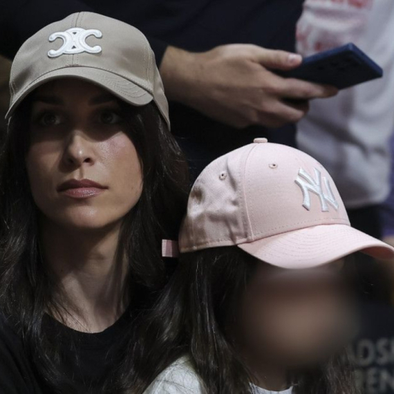 Zapušila usta zlim jezicima: Jelisaveta Orašanin bodri muža u prvim redovima FOTO